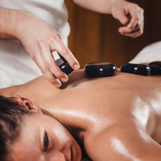 Hot stone massage lasting 60 minutes