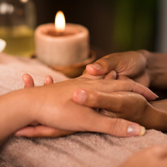 Pacchetto manicure e scrub, con massaggio mani